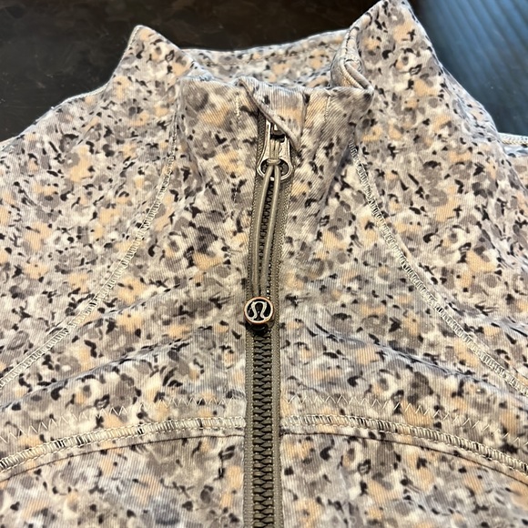 Lululemon - Picture 2 of 5